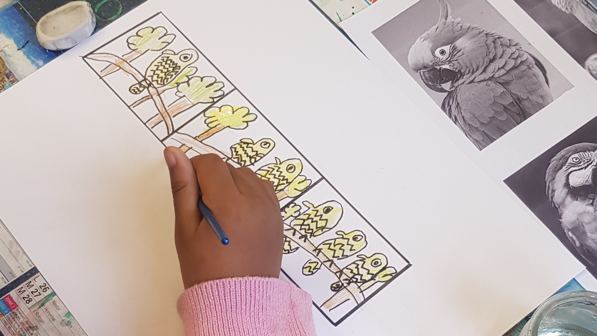 Bande dessinée d'un enfant racontant l'histoire d'un perroquet
